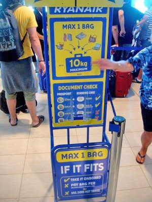 ryanair carry on luggage size