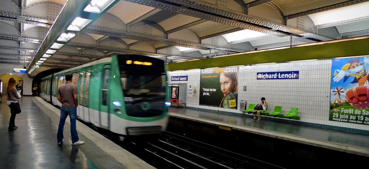 the paris metro / subway