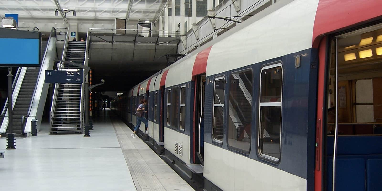 Charles de Gaulle Airport (CDG) to Paris by Train - Paris by Train